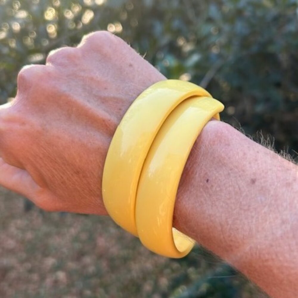YELLOW LUCITE Wrap Vintage Bangle BRACELET - Picture 2 of 8